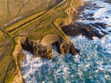 Godrevy kıyı şeridi ve Gwithian Cornwall UK günbatımında hava aracı.