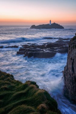 Godrevy deniz feneri gün batımında Gwith Cornwall İngiltere yakınlarında. 