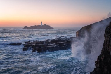 Godrevy deniz feneri gün batımında Gwith Cornwall İngiltere yakınlarında. 