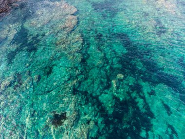 Turkuaz deniz suyunun havadan görünüşü