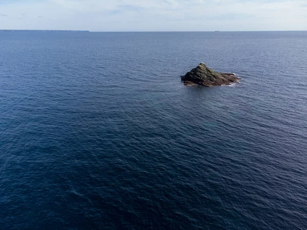 Vacker Utsikt Över Havet Med Sten — Stockfoto