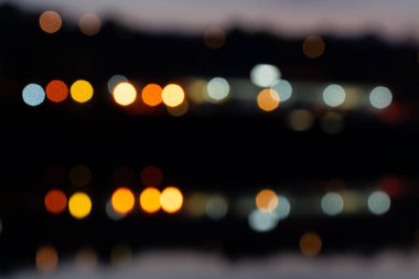 Truro Cornwall İngiltere 'deki nehirde gece vakti. 