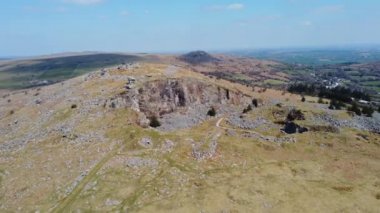 Bodmin moor yakınlarındaki Cornwall uk taş ocağının üzerinden uç. 