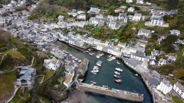 Porto de Polperro Cornwall Inglaterra Reino Unido zangão aéreo — Vídeo de Stock