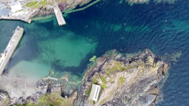 Polperro puerto Cornwall Inglaterra Reino Unido avión no tripulado pueblo pesquero y destino de vacaciones — Vídeos de Stock