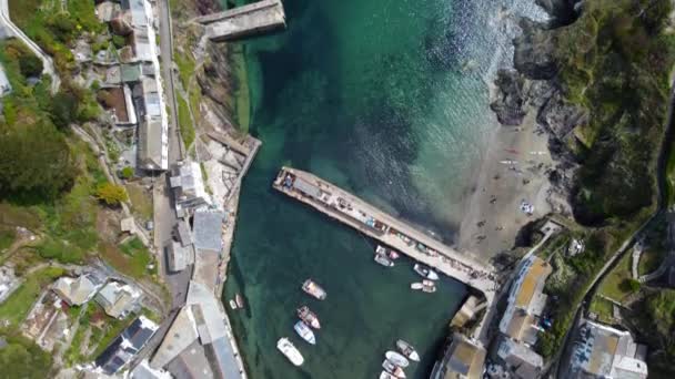 Polperro puerto Cornwall Inglaterra Reino Unido avión no tripulado pueblo pesquero y destino de vacaciones — Vídeos de Stock