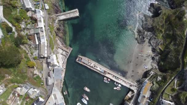 Polperro port Kornwalii Anglia uk powietrzny dron rybacka wioska i miejsce wypoczynku — Wideo stockowe