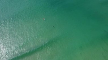 Sörfçüler ve raket binicileri yukarıdaki insansız hava aracı Holywell Bay Cornwall İngiltere 'den