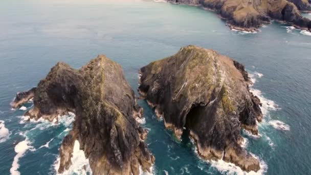 Survoler les îles à holywell Bay Cornwall england uk drone aérien — Video