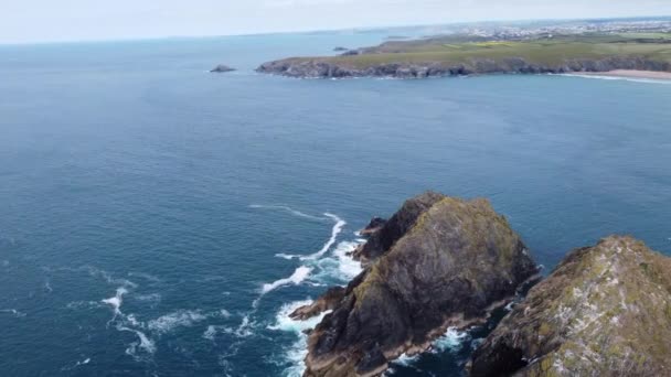 Survoler les îles à holywell Bay Cornwall england uk drone aérien — Video