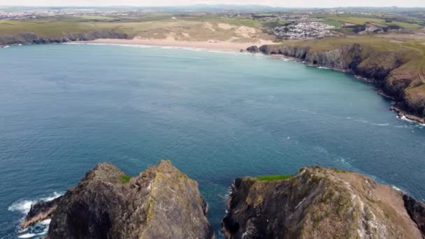 Flyga över öar vid holywell bay cornwall england uk antenn drönare — Stockvideo