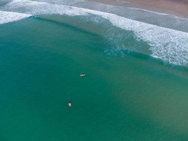 Sörfçüler ve raket binicileri yukarıdaki insansız hava aracı Holywell Bay Cornwall İngiltere 'den