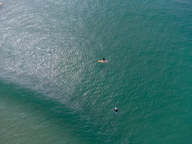 Sörfçüler ve raket binicileri yukarıdaki insansız hava aracı Holywell Bay Cornwall İngiltere 'den