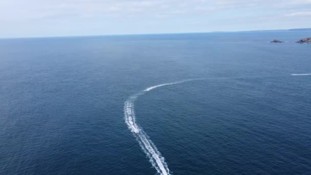 两个滑翔机在大海中疾驰而过 — 图库视频影像