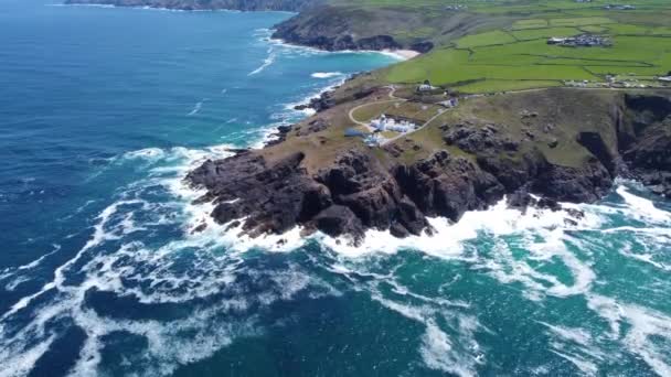 Pendeen latarnia morska Cornwall Anglia uk antenowy dron — Wideo stockowe