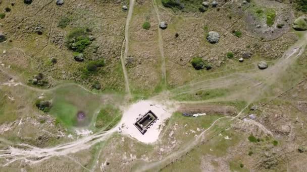 St Piran ρητορική και st piran σταυρό perranporth cornwall uk εναέρια drone κοντά Perranporth στους αμμόλοφους — Αρχείο Βίντεο