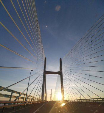 Galler ve İngiltere arasındaki köprü koptu. 