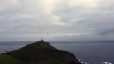 İngiltere 'nin güneybatısındaki Cape Cornwall simgesi. 