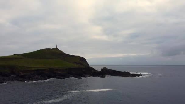 Cape Cornwall oriëntatiepunt in het zuidwesten van Engeland — Stockvideo