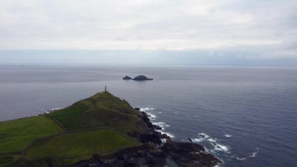 Воздушный дрон Cape Cornwall — стоковое видео