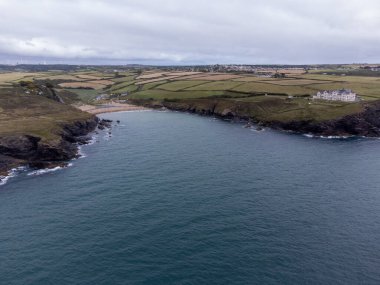 Bulutlu bir günde güzel bir kıyı manzarası