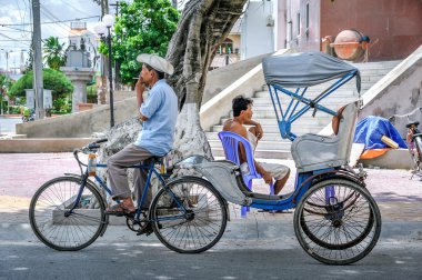 Bir Giang, Vietnam - 13 Eylül 2014: Bir trishaw sürücü uzun Xuyen şehirde, bir Giang il, Vietnam duman ile rahat kazanır