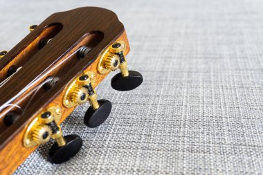 Stockholm, İsveç - 22 Mart 2021: El yapımı klasik gitar şefi Gri arka planda el yapımı klasik gitar şefi