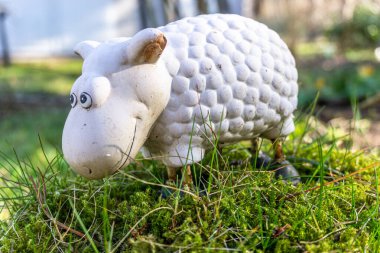 Stockholm, İsveç - 1 Nisan 2021: Baharın başında özel çimlerin üzerinde duran yuvarlak koyunların heykeli
