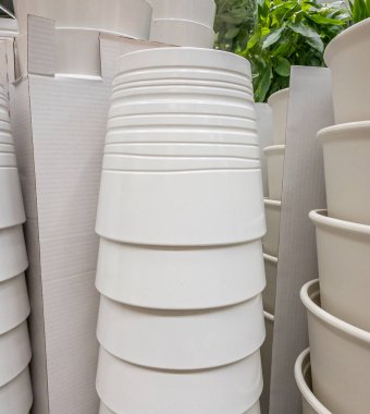 Stockholm, İsveç - 7 Nisan 2021 Çiçek ekmeye ve dekore etmeye hazır bir yığın çiçek saksısı