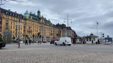 Stockholm kavşağında puslu bir gün, puslu arabalar, tramvaylar