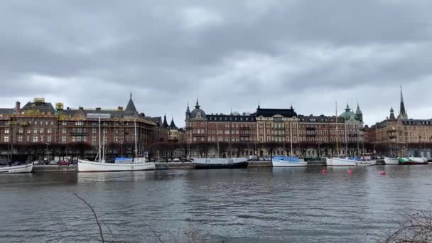 Kanaldaki Panorama Manzarası Sakin Bulutlu Bir Günde Stockholm Şehir Merkezindeki — Stok video