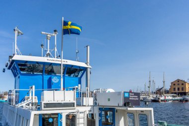 Stockholm, İsveç - 17 Nisan 2021 Stockholm yerel trafik hatlarına ait demirlemiş bir feribotta İsveç bayrağı