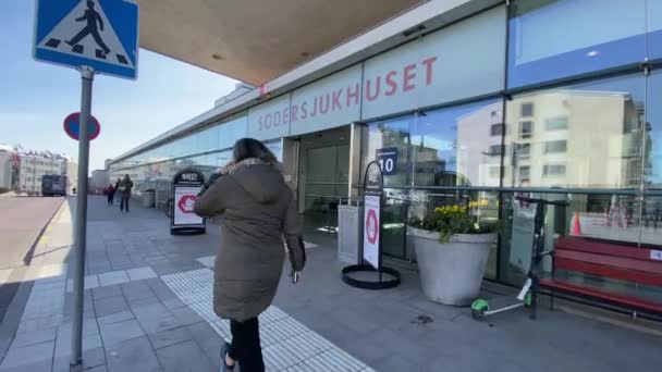 在斯德哥尔摩一家大医院门口散步的人 — 图库视频影像