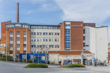 Sodertalje, İsveç - 11 Mayıs 2021: AstraZenecas logosu ve ana kapısı olan binada bir işaret