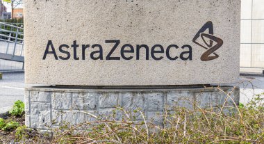 Sodertalje, İsveç - 11 Mayıs 2021: Tesislerinin girişinde bulunan AstraZeneca ilaç çiftliğinin logoti