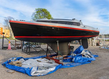 Sodertalje, İsveç - 11 Mayıs 2021: Baltık Denizi kıyısında deniz sezonuna hazırlanan tekne tamiri