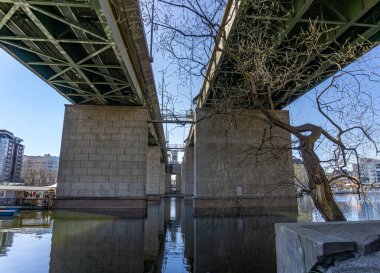 Stockholm, İsveç - 19 Nisan 2021 Stockholm 'deki Liljeholmen adasındaki köprünün altında