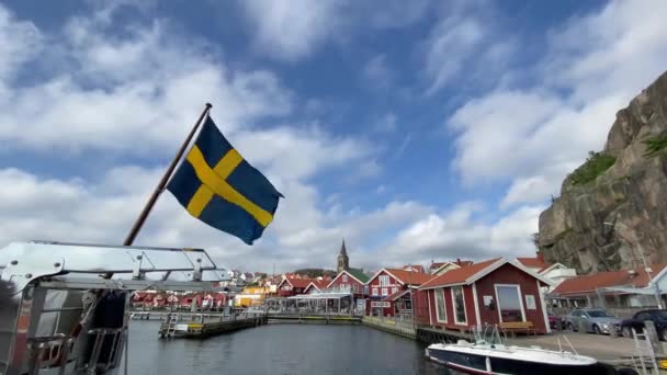 Fjllbacka Suecia Junio 2021 Bandera Nacional Sueca Ondeando Viento Barco — Vídeos de Stock