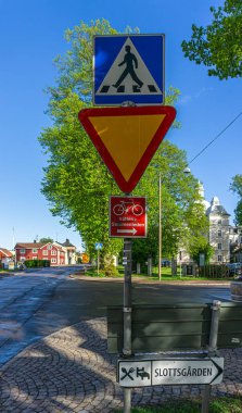 Vadstena, İsveç - 23 Mayıs 2021: Vadstena 'da hem öncelikli hem de ulusal bisiklet yolu tabelası olan farklı yol işaretleri İsveççe' de Vatterna Gölü 'nün çevresindeki bir yol olduğunu söylüyor.