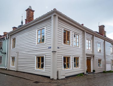 Vadstena, İsveç - 22 Mayıs 2021 Sözcü köşesi denilen caddenin üzerinde Göl Sokağı yazan bir tabela olan bina