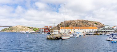 Smogen, İsveç - 9 Haziran 2021: Güneşli bir günde Smogen Köprüsü 'nden Smogen Köyü' ne Panorama manzarası