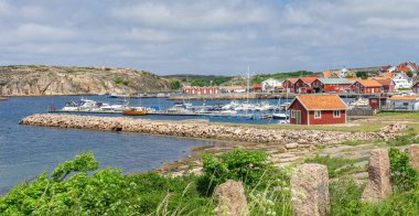 Smogen, İsveç - 9 Haziran 2021: Güneşli bir günde Smogen Köprüsü 'nden Smogen Köyü' ne Panorama manzarası