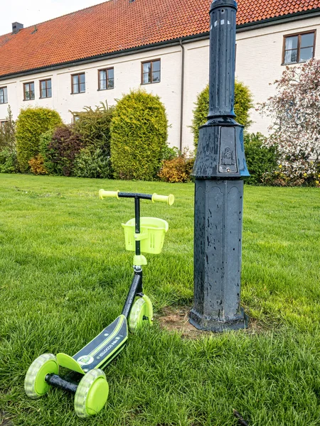 Vadstena, İsveç - 22 Mayıs 2021: Küçük çocuklar için yeşil scooter