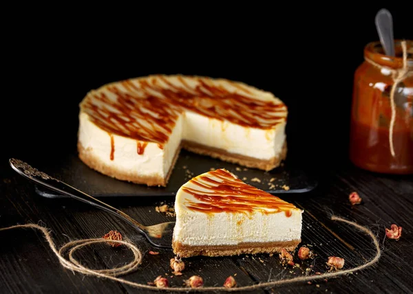 Sýrový koláč s karamelovou omáčkou. Royalty Free Stock Obrázky