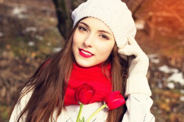 Kırmızı lale bir kızla bahar portresi