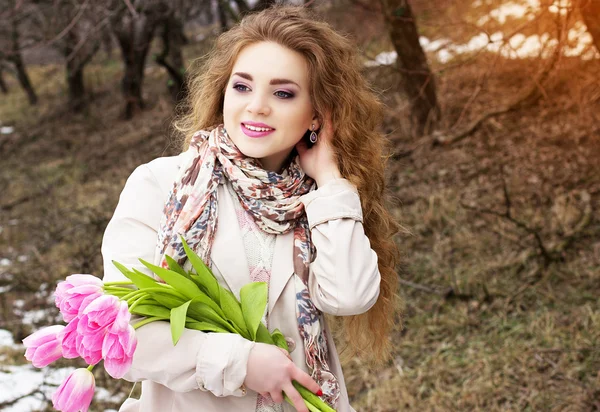 Porträtt av vackra unga glada tulpaner — Stockfoto