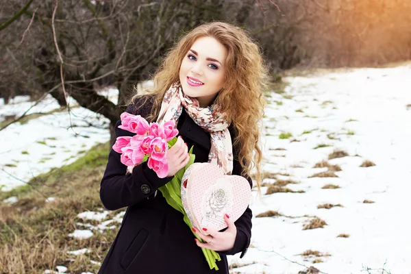 Porträtt av vackra unga glada tulpaner — Stockfoto