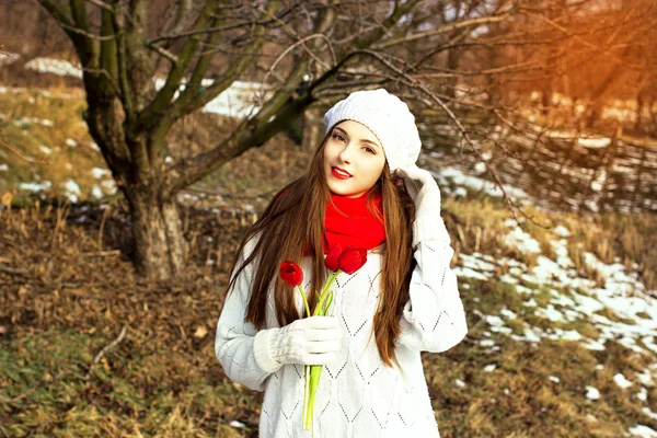 Весняний портрет дівчини з червоними тюльпанами — стокове фото
