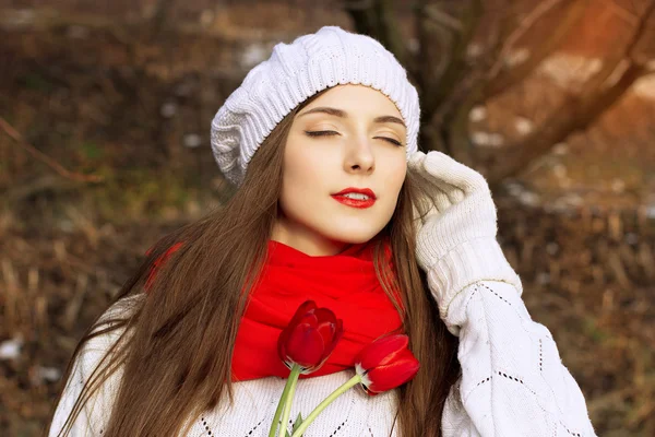 Весенний портрет девушки с красными тюльпанами — стоковое фото