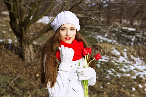 一个女孩与红色郁金香的春天肖像 — 图库照片